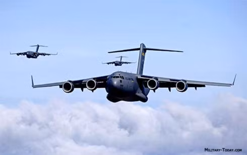 Boeing C-17 Globemaster III là máy bay vận tải quân sự của Mỹ có thể mang khoảng 50 tấn hàng hóa bao gồm xe tăng, xe thiết giáp và cả trực thăng Apache. Nguồn ảnh: Military Today.