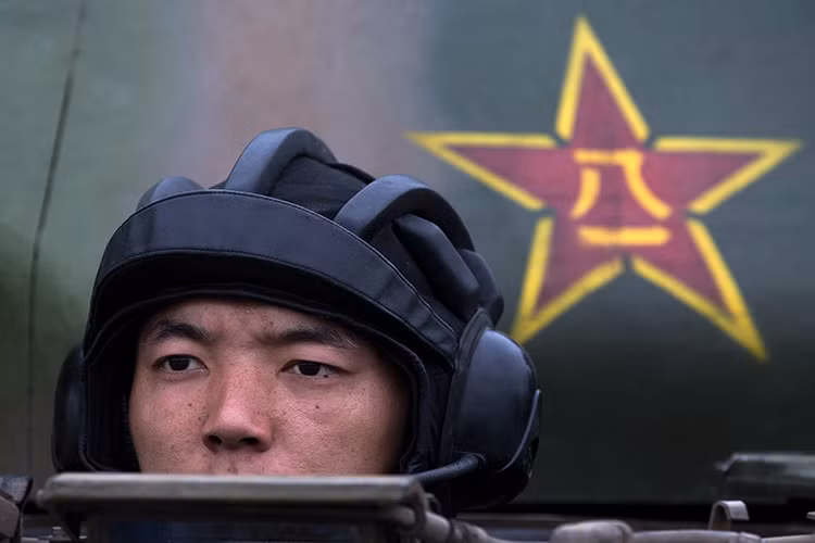 Trong số các nước Trung Quốc sao chép công nghệ quân sự nhiều nhất thì Liên Xô và Nga sau này là quốc gia “góp phần” giúp Trung Quốc hiện đại hóa quân đội nhanh nhất. Họ sao chép mọi thứ có thể từ súng bộ binh, xe tăng, máy bay cho tới cả tàu chiến. Và sau đây là top 5 mẫu vũ khí “hàng nhái” tạo nên sức mạnh Quân đội Trung Quốc ngày nay. Nguồn ảnh: Tumblr.