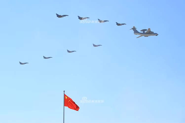 Trong ảnh là đội hình chiến đấu cơ đại hiện cho Không quân Trung Quốc, theo thống kê Không quân Trung Quốc đang được trang bị hơn 3.000 máy bay quân sự các loại chiếm 2/3 trong số đó là máy bay chiến đấu. Nguồn ảnh: Sina.