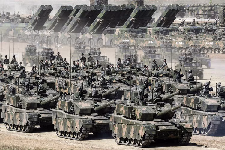 Chu Nhật Hòa là căn cứ quân sự lớn nhất hiện nay của Quân đội Trung Quốc, nó cách Bắc Kinh 400 km về phía đông bắc và có diện tích 1.066 km2, tương đương với diện tích Hong Kong. Đây là nơi chuyên diễn ra các hoạt động diễn tập quân sự lớn nhất của Trung Quốc trong nhiều năm trở lại gần đây. Trong ảnh là đội hình xe tăng chiến đấu chủ lực Type 99 tham gia lễ duyệt binh hôm 30/7, đây cũng là một trong 10 mẫu xe tăng tốt nhất thế giới. Nguồn ảnh: Sina.