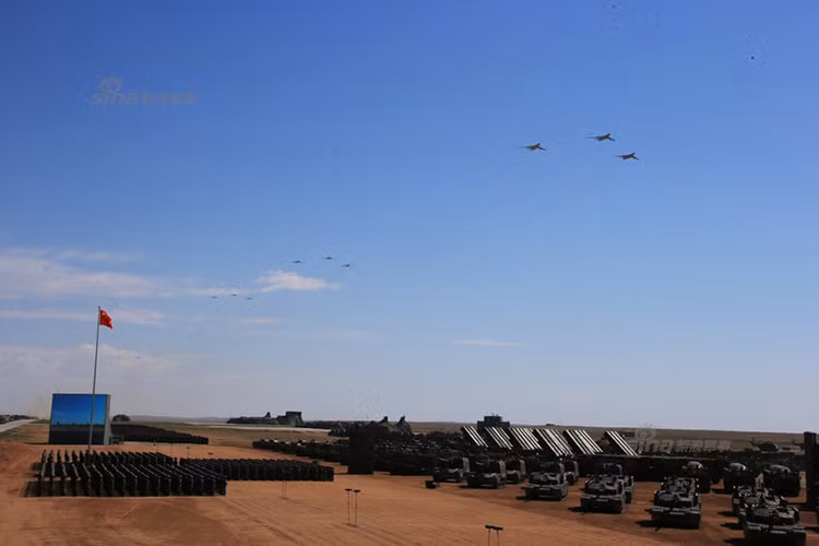 Nếu so sánh giữa tiềm lực quân sự Trung Quốc với các nước Châu Á hiện tại thì chỉ còn Ấn Độ và Nhật Bản là có thể tạo nên được đối trọng với Bắc Kinh, tuy nhiên cán cân sức mạnh đang nghiên dần về phía Trung Quốc khi quân đội của họ đang phát triển nhanh hơn bao giờ hết. Nguồn ảnh: Sina.