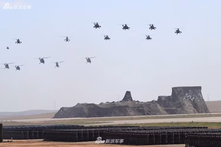 Ngoài các đơn vị cơ giới mặt đất, Quân đội Trung Quốc cũng điều động hơn 100 máy bay quân sự các loại tham gia lễ duyệt binh tại Chu Nhật Hòa, đa phần trong số đó là các mẫu trực thăng vũ trang. Nguồn ảnh: Sina.