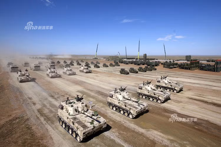 Với pháo chính 155mm tầm bắn hiệu quả của PLZ-45 và PLZ-05 là từ 30-39km, riêng PLZ-05 có thể lên đến 100km với đạn tăng tầm đặc biệt WS-35. Hiện tại cả hai mẫu pháo này đều phục vụ trong các đơn vị pháo binh chủ lực của Lục quân Trung Quốc với trang bị ước tính lên đến hàng ngàn đơn vị. Nguồn ảnh: Sina.