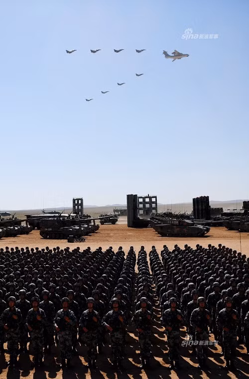 Với tiềm lực và sức mạnh của Quân đội Trung Quốc hiện tại, nước này đã gần như hoàn tất kế hoạch hiện đại hóa quân đội của mình chỉ sau hơn 5 năm kể từ khi Chủ tịch Tập lên nắm quyền vào năm 2012. Quân đội Trung Quốc đã có những bước chuyển mình đáng kể cả về chất lẫn lượng khi các binh chủng của nước này được đầu tư một cách đúng mức. Nguồn ảnh: Sina.