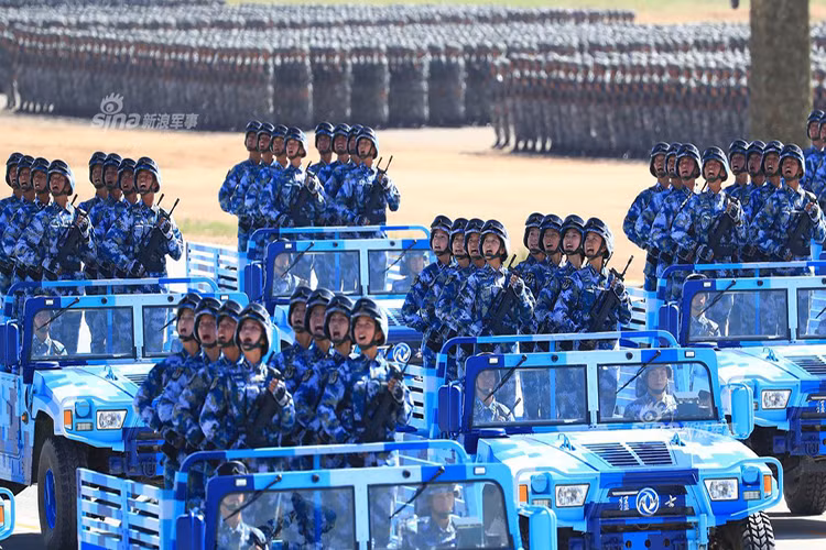 Hiện tại Quân đội Trung Quốc đang trong quá trình cải tổ lớn nhất từ trước cho tới nay với việc thay đổi cơ cấu tổ chức của mình khi cắt giảm từ 7 đại quân khu xuống còn 5 quân khu chiến lược. Các cơ quan quân đội như Bộ Tổng tham mưu, các tổng cục chính trị, hậu cần và quân nhu cũng được tổ chức lại thành 15 cơ quan trực thuộc Quân ủy Trung ương. Nguồn ảnh: Sina.