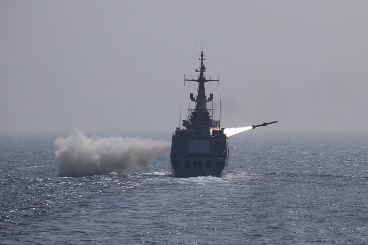 Từ các đánh giá trên ta có thể nhận thấy rằng, Quân đội Pakistan ngày nay hoàn toàn không phải là đối thủ của Ấn Độ và họ có thể nhanh chóng bị đánh bởi trong một cuộc chiến tranh toàn diện với New Delhi. Tuy nhiên không phải vì thế mà Islamabad sẽ tìm tới Bắc Kinh để tạo thành một liên minh quân sự chống lại New Delhi bởi họ biết rõ cái giá mà mình phải trả. Nguồn ảnh: Dawn.