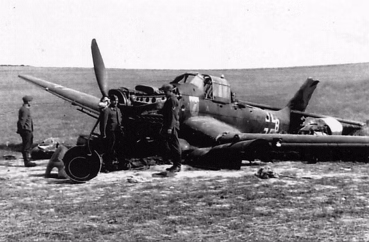 Tuy nhiên đến cuối năm 1944, vận may đã hết mỉm cười với Hans-Ulrich Rudel khi ông bị thương ở bắp đùi. Tuy nhiên vài ngày sau đó ông vẫn quyết tâm trở lại chiến đấu với một chân bị bó bột . Tới đầu tháng 2 năm 1945, ông lớn bị thương nặng sau khi dính phải một viên đạn pháo cao xạ 40mm và gãy chân phải. Nguồn ảnh: Nguồn ảnh: Pinterest