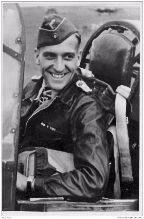 Tới năm 1944 ông đã thực hiện được tổng cộng 1.500 phi vụ và được thăng chức lên hàm thiếu tá. Tính tới thời điểm đó Hans-Ulrich Rudel bị bắn hạ chủ yếu là bởi lực lượng phòng không Liên Xô hơn là bị bắn hạ khi đang không chiến, rất may mắn là trong số 20 lần bị bắn rơi ông không một lần nào bị rơi vào tay Liên Xô mà toàn được các đơn vị bộ binh Đức cứu sống. Nguồn ảnh: repmart.jp