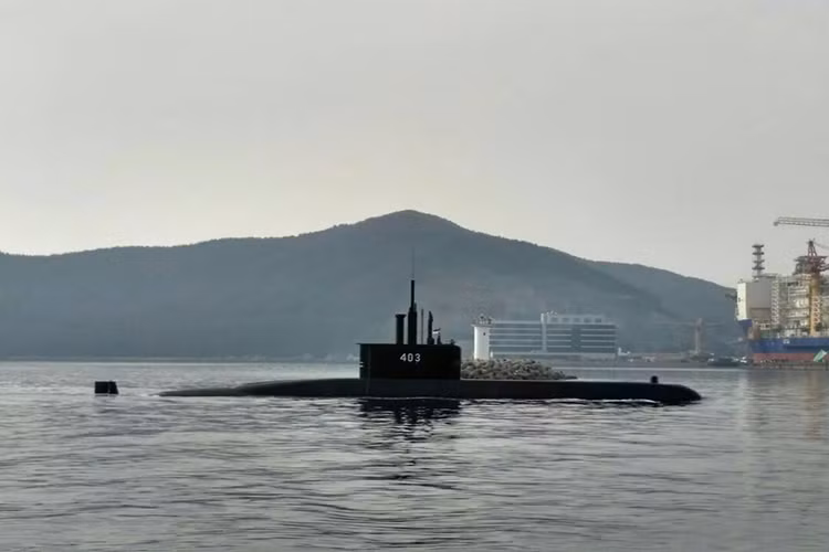 Đích thân Bộ trưởng Quốc phòng Indonesia Ryamizard Ryacudu đã đến dự buổi lễ bàn giao trên diễn ra tại một nhà máy đóng tàu của công ty hàng hải DSME ở tỉnh Nam Gyeongsang, Hàn Quốc. Ngoài Bộ trưởng Ryamizard, còn có sự tham dự của các quan chức cấp cao của Indonesia và Hàn Quốc, cùng đại diện của DSME. Nguồn ảnh: Maritim News.