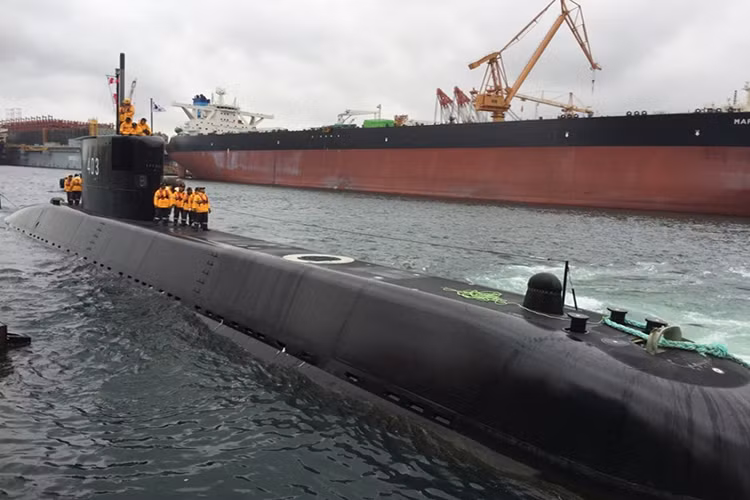 Theo hợp đồng với DSME, hai tàu Chang Bogo của Hải quân Indonessia sẽ do phía Hàn Quốc đóng mới còn chiếc thứ ba là KRI Alugoro sẽ do nhà máy đóng tàu PT PAL của Indonesia thực hiện theo dạng chuyển giao công nghệ. Và để ngỏ khả năng Indonesia tiếp tục tự sản xuất mẫu tàu ngầm này. Nguồn ảnh: Lancer Cell.