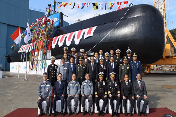 Tàu ngầm tấn công diesel-điện lớp Chang Bogo là mẫu tàu được phát triển dựa trên lớp tàu ngầm Type 209 của Đức, do công ty hàng hải DSME, Hàn Quốc nội địa hóa theo yêu cầu của hải quân nước này. Nhìn chung thiết kế cơ bản của Chang Bogo và Type 209 khá tương đồng. Nguồn ảnh: Naval Today.