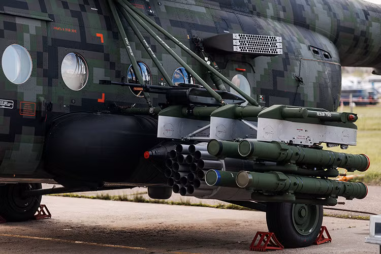 Ở phía cánh trái cũng không hề thua kém cũng với 9M120 Ataka, tổ hợp ống phòng rocket 80mm S-8 với tầm bắn tối đa lên đến 4.000m và cuối cùng là bom thông dụng FAB. Nhìn chung với hệ thống vũ khí như trên Mi-171Sh-VN là mẫu trực thăng vũ trang đáng sợ nhất thế giới hiện nay. Nguồn ảnh: Twitter.