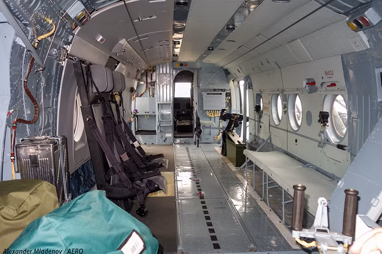 Dù là một biến thể vũ trang toàn diện nhưng Mi-171Sh-VN vẫn có khoang chở quân khá rộng không hề kém các biến thể vận tải, với thiết kế của nó mẫu trực thăng này có thể chở theo tối đa lên đến 20 lính đặc nhiệm. Nguồn ảnh: aeropress-bg.