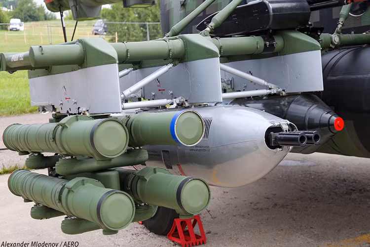 Còn ở bên cánh phải của nó lại được trang bị, tên lửa chống tăng dẫn đường 9M120 Ataka, pod pháo tự động 23mm UPK-23-250, và bom thông dụng FAB. Trong đó 9M120 Ataka có tầm tấn công tối đa lên đến 8.000m và có thể tiêu diệt đa mục tiêu, từ xe tăng, xe bọc thép cho đến cả công trình phòng thủ kiên cố nhất. Nguồn ảnh: aeropress-bg.