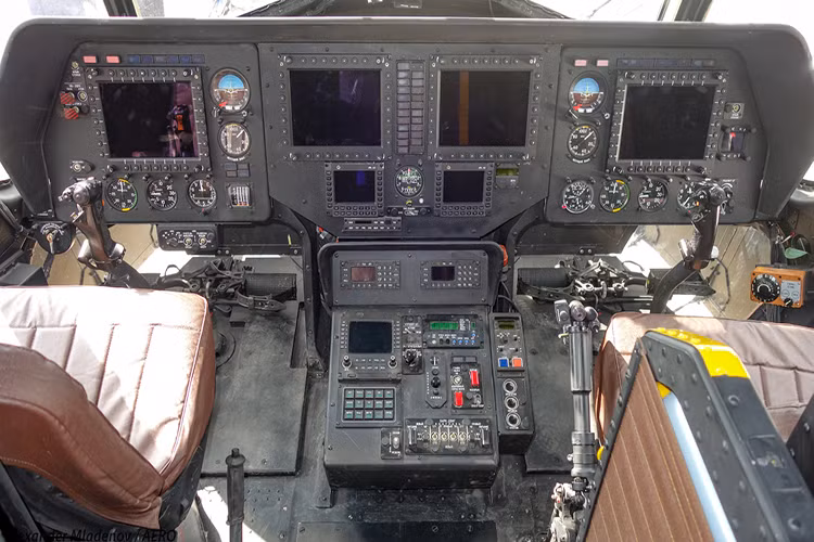 Trong ảnh là buống lái trên Mi-171Sh-VN, với hệ thống màn hình hiển thị LCD đa chắc năng dành cho cả phi công chính và phụ, hổ trợ thao tác đa chức năng chuyên cho tác chiến trên không. Đây cũng là điều khiển “kho vũ khí” mà Mi-171Sh-VN mang theo. Nguồn ảnh: aeropress-bg.