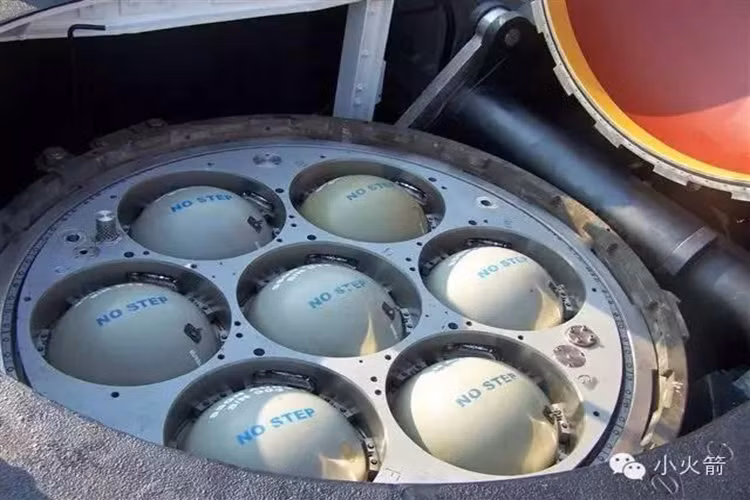 Tuy nhiên đó chưa là gì so với lớp Ohio (SSGN) được cải biên từ các tàu SSBN, ngay cả khi số ống phóng tên lửa trên SSGN bị rút bớt chỉ còn 22 thì nó vẫn có thể mang theo tới 154 đơn vị tên lửa hành trình tấn công Tomahawkv với mỗi ống phóng trên SSGN có thể mang tới 7 đơn vị Tomahawk. Và nên nhớ rằng Tomahawk có khả năng triển khai vũ khí hạt nhân chiến thuật. Nguồn ảnh: Armada International.