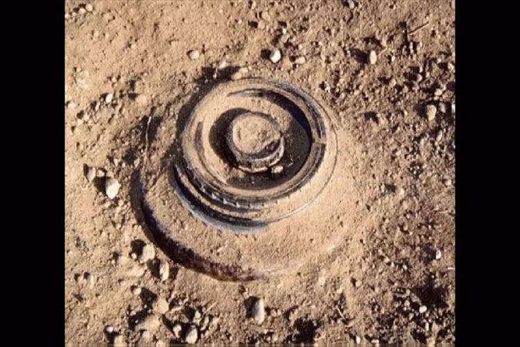 Độ sát thương của mìn bộ binh có lẽ không cần bàn cãi, không chỉ khiến nạn nhân tử vong loại vũ khí này còn có thể gây ra thương tật vĩnh viễn nếu họ may mắn sống sót. Công ước quốc tế về Cấm sử dụng, tàng trữ, sản xuất và chuyển giao mìn sát thương và tiêu huỷ, còn được gọi là Hiệp ước Ottawa đã nhiều nước thông qua vào năm 1997. Tuy nhiên, một số quốc gia, bao gồm Hoa Kỳ, Nga và Trung Quốc, vẫn chưa ký kết. Nguồn ảnh: YouTube.