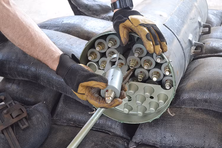 Tuy nhiên các quốc gia sản xuất bom, đạn chùm hàng đầu thế giới như Mỹ, Nga, Trung Quốc, Ấn Độ, Hàn Quốc và Israel lại không tham gia hoàn toàn hiệp ước này, mà chỉ giới hạn nó trong sử dụng nhất là triển khai loại vũ khí này ở khu vực dân cư. Nguồn ảnh: Norwegian People's Aid.