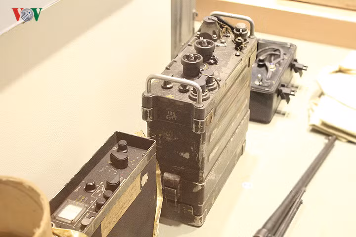 Các thiết bị điện đài của địch. Nguồn ảnh: VOV.