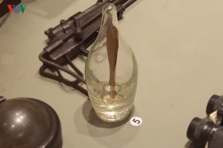 Chai đựng tài liệu mật của các gián điệp như vậy. Nguồn ảnh: VOV.