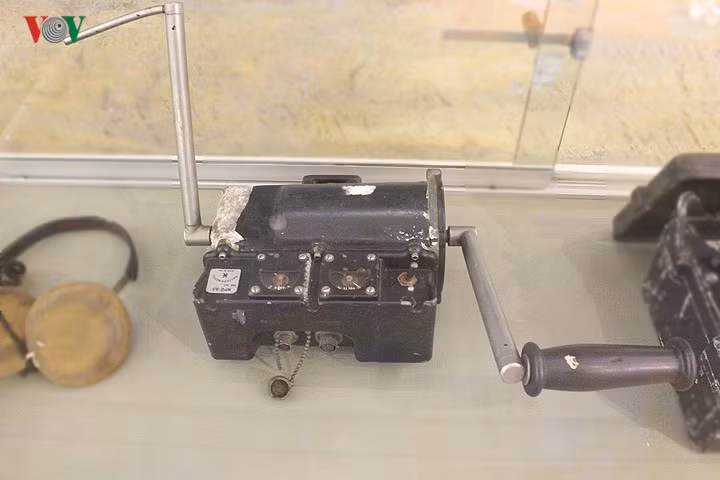 Máy phát điện quay tay của lực lượng phản động này. Trong chuyên án CM-12, an ninh Việt Nam đã sử dụng “trò chơi nghiệp vụ” để đánh lừa trung tâm chỉ huy của địch ở nước ngoài, bắt và tiêu diệt 126 tên gián điệp-biệt kích… Nguồn ảnh: VOV.