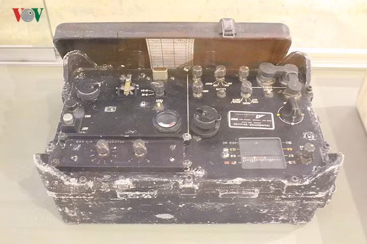 Tổ chức lưu vong nói trên do Lê Quốc Túy và Mai Văn Hạnh cầm đầu, có âm mưu đưa gián điệp-biệt kích về Việt Nam để móc nối, tiến hành lật đổ chế độ XHCN. Nhóm này đã nỗ lực đưa nhiều vũ khí, thiết bị liên lạc (ảnh) và tiền giả vào lãnh thổ nước ta. Nguồn ảnh: VOV.