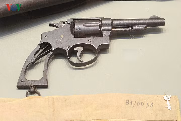 Súng lục của trùm phỉ Phún Quây Thìn hoạt động ở huyện Đầm Hà, tỉnh Hải Ninh (1 đơn vị hành chính trước đây ở miền Bắc) vào năm 1960. Nguồn ảnh: VOV.