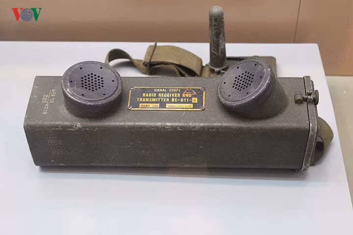 Máy liên lạc vô tuyến điện của nhóm gián điệp biệt kích Pháp nhảy dù xuống bản Nhạn, huyện Yên Châu, tỉnh Sơn La ngày 17/1/1954. Nguồn ảnh: VOV.