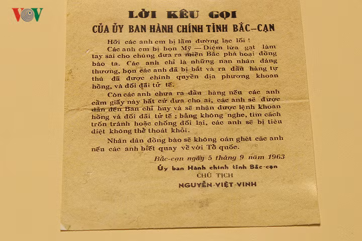 Lời kêu gọi và cảnh cáo của Ủy ban Hành chính tỉnh Bắc Kạn nhằm vào các đối tượng gián điệp biệt kích nhảy dù xuống khu vực tỉnh này năm 1963. Nguồn ảnh: VOV.