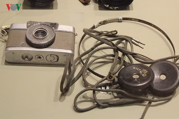 Máy ảnh và tai nghe thuộc một nhóm gián điệp-biệt kích ngụy tung ra miền Bắc để phá hoại chế độ XHCN thời kháng chiến chống Mỹ. Nguồn ảnh: VOV.