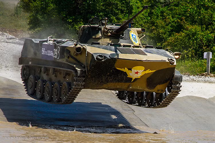 Còn đóng vai trò chủ lực trong các đơn vị thiết giáp dù Nga lại là dòng xe chiến đấu đổ bộ đường không huyền thoại BMD vốn do Liên Xô phát triển và tiếp tục được lính dù Nga sử dụng cho tới tận ngày nay. Nguồn ảnh: Strategic Bureau.