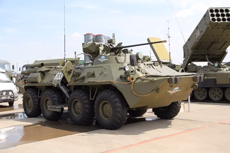 Ngoài ra, lính dù Nga còn được trang bị khá nhiều cái tên quen thuộc khác như dòng xe bọc thép chở quân BTR-80, BTR-82A, Tigr ... trang bị của họ gần như giống một đơn vị bộ binh cơ giới thu nhỏ nhưng thiên về khả năng “không chiến” hơn. Nguồn ảnh: The Miniatures.