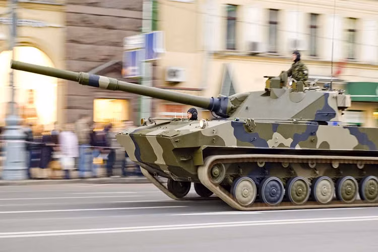 Tuy nhiên đáng sợ nhất trong các dòng xe bọc thép đổ bộ đường không của lính dù Nga vẫn là 2S25 Sprut-SD, mẫu pháo tự hành chống tăng mạnh nhất của Quân đội Nga hiện nay. Với pháo chính 125mm, 2S25 có thể bắn hạ bất cứ xe tăng chủ lực nào từ khoảng cách 2.000m hoặc lên đến 5.000m với tên lửa chống tăng dẫn đường. Nguồn ảnh: Wikipedia.