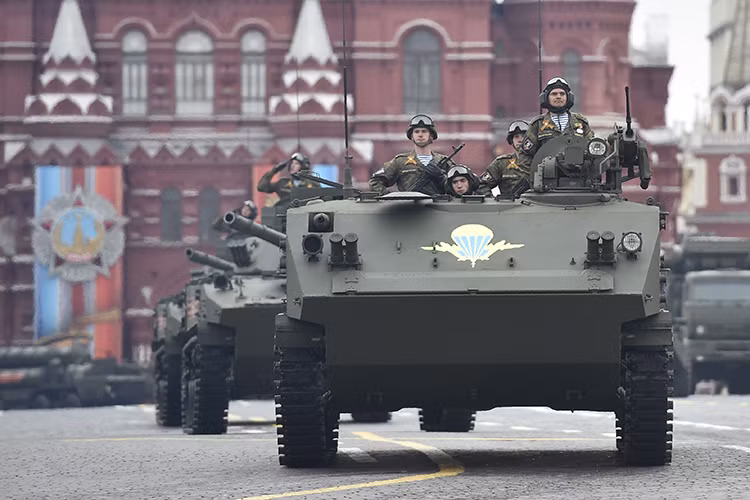 Bên cạnh các dòng xe bọc thép đổ bộ đường không có khả năng chiến đấu, lính dù Nga còn được trang bị cả các dòng xe bọc thép chở quân như BTR-D hay mới nhất là BTR-MDM. Chúng có nhiệm vụ hổ trợ tác chiến hay thiết xa vận. Nguồn ảnh: Tamaulipeco.