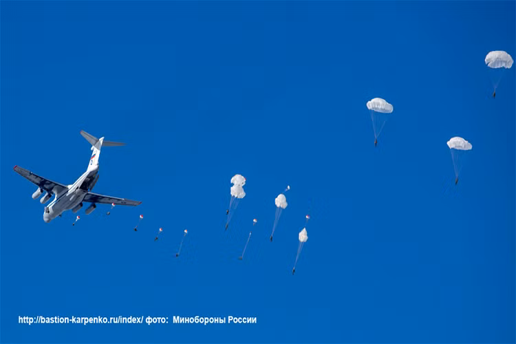 Có quân số khoảng 45 nghìn cho tới 60 nghìn quân, nhưng Đổ bộ Đường không Nga (VDV) lại sở hữu lực lượng tăng thiết giáp lên đến hơn 2.000 đơn vị, chiếm nhiều nhất trong số đó là các đơn vị thiết giáp đổ bộ đường không. Các đơn vị này được xây dựng để trở thành các mũi tấn công chính của VDV khi lực lượng này được triển khai sau vùng hậu cứ của địch. Nguồn ảnh: bastion-karpenko.