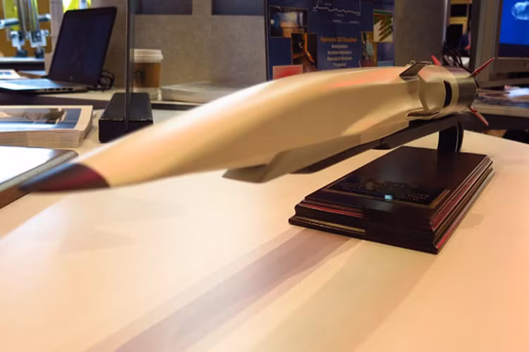 Còn về phía Lockheed Martin, tập đoàn này mạnh dạn tuyên bố sẽ hoàn tất việc thiết kế LRSO trong khoảng 5 năm nữa và mẫu tên lửa này có thể xâm nhập bất cứ hệ thống phòng thủ nào với tầm bắn cực xa và gần như không thể bị đánh chặn. Còn mục tiêu của LRSO dĩ nhiên sẽ là vượt qua được các tổ hợp tên lửa phòng không tầm xa của Nga như S-400 hay S-500. Nguồn ảnh: Flightglobal.