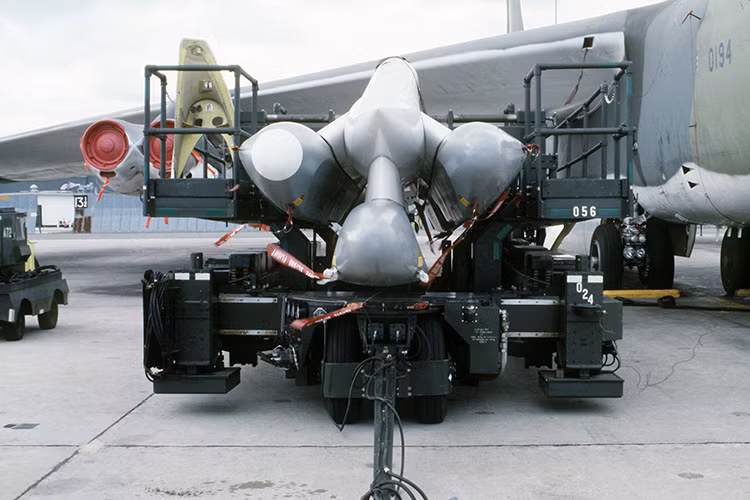 Liên doanh Lockheed Martin và Raytheon hoặc một trong hai tập đoàn này sẽ phát triển một mẫu tên lửa hành trình mới có khả năng triển khai vũ khó hạt nhân chiến thuật, để thay thế cho mẫu tên lửa hành trình AGM-86 ALCM (chủ yếu là biến thể AGM-86C/D) vốn phục vụ trong Không quân Mỹ suốt 35 năm qua. Và trong bối cảnh hiện tại ai cũng hiểu rõ rằng Mỹ đang muốn đánh bại Nga trong cuộc đua tên lửa hành trình, mà cụ thể hơn là đối trọng trực tiếp với Kalibr. Nguồn ảnh: Picryl.