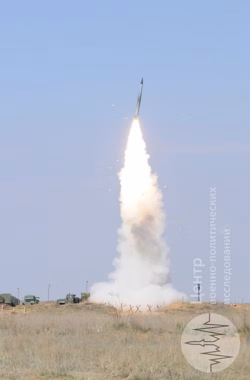 Korovin còn cho biết, trong trường hợp các tổ hợp tên lửa phòng không Nga có thể đánh chặn được LRSO thì với số lượng mục tiêu lớn như thì chúng cũng thể đánh chặn hết. Vậy việc phải làm ở đây là Nga sẽ phải đánh chặn các máy bay ném bom mang theo LRSO trước khi chúng kịp triển khai tên lửa, điều này ít nhiều sẽ làm phức tạp thêm nhiệm vụ phòng không của Nga hiện tại nhưng không phải là không thể. Và lịch sử phát triển các tổ hợp tên lửa phòng không Nga đã chứng minh điều đó. Nguồn ảnh: Wikipedia.