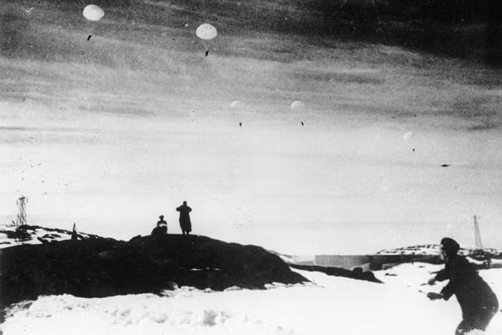 Lớp lớp lính dù Đức đổ bộ xuống gờ đá phủ tuyết ở cảng Na Uy và thành phố Narvik trong cuộc xâm lăng quốc gia Scandinavia này.Nguồn ảnh: Bộ Quốc phòng Đức.