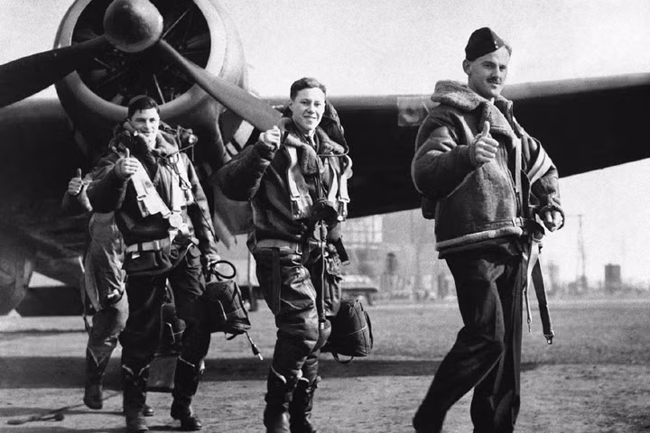 Các quân nhân của một phi đoàn Không quân Hoàng gia Anh khi trở về căn cứ vào ngày 22/4/1940 sau cuộc tấn công chiến hạm Đức ở Bergen, Na Uy. Nguồn ảnh: Bộ Quốc phòng Đức.