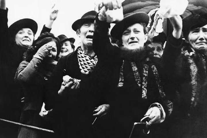 Phụ nữ Bỉ khóc lóc chia tay chồng con ra mặt trận vào ngày 11/5/1940 khi họa xâm lăng treo lơ lửng trên đất nước này. Nguồn ảnh: Bộ Quốc phòng Đức.