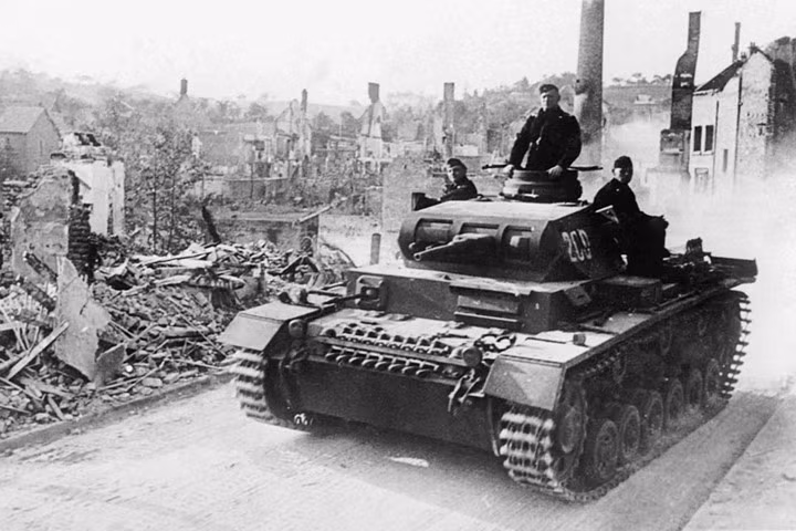 Xe tăng Đức vượt qua sông Aisne vào ngày 21/6/1940, một ngày trước khi Pháp đầu hàng phát xít Đức. Nguồn ảnh: Bộ Quốc phòng Đức.