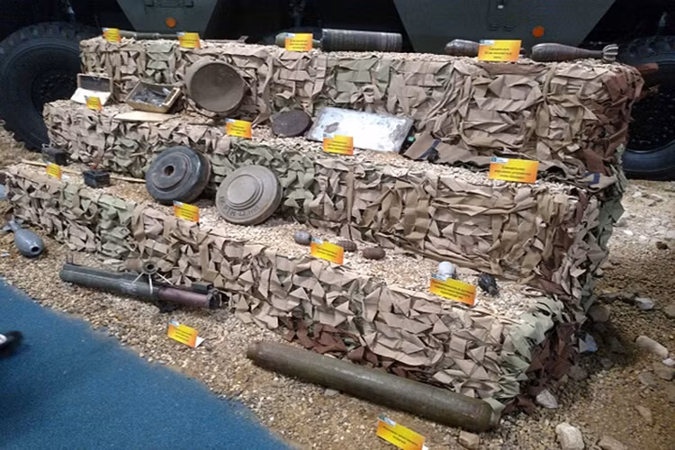 Hình ảnh một số loại mìn và vũ khí tự tạo được phiến quân IS sử dụng chống lại quân chính Syria được trưng bày tại Army-2017. Nguồn ảnh: TASS.