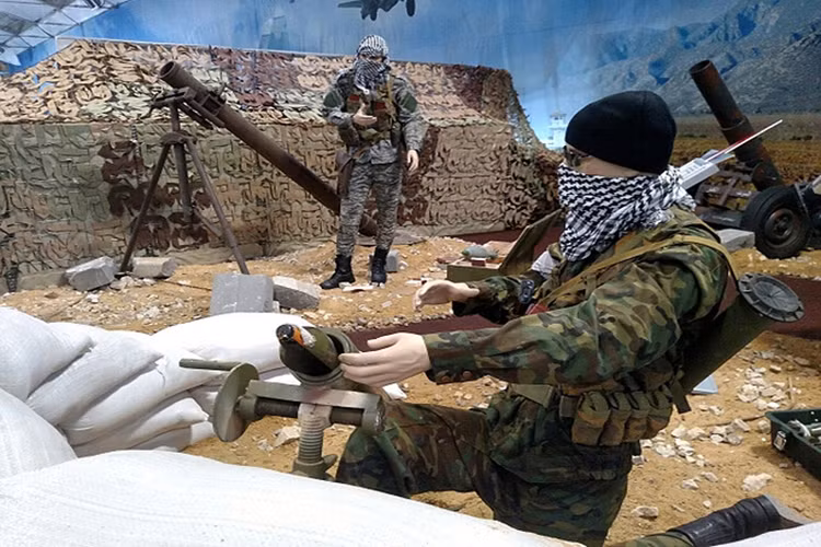 Bên cạnh các loại vũ khí tự tạo của phiến quân IS hay các nhóm khủng bố, còn có sự xuất hiện của cả các loại vũ khí do phương Tây chế tạo được các nhóm phiến quân sử dụng ở Syria với chủng loại khá đa dạng, từ súng trường cho tới cả tên lửa chống tăng. Nguồn ảnh: TASS.