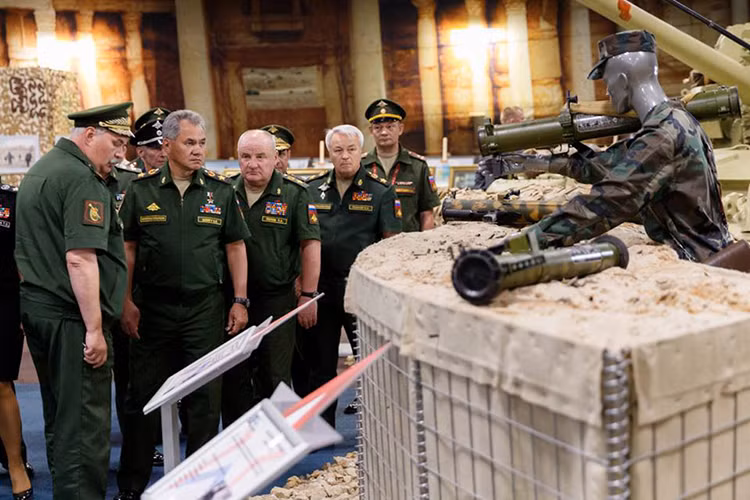 Bên cạnh các chiến lợi phẩm thu được, Bộ Quốc phòng Nga còn giới thiệu cả các trang bị của lực lượng vũ trang Nga và đồng minh đang chiến đấu tại Syria, để tạo ra sự đa dạng trong gian trưng bày đặc biệt này. Nguồn ảnh: Bộ Quốc phòng Nga.