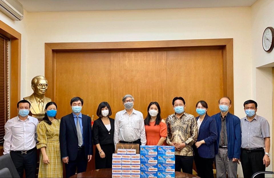 Bao Kien Thuc trao tang Lien hiep cac Hoi KH&KT Viet Nam khau trang, bong con phong dich Covid-19-Hinh-2