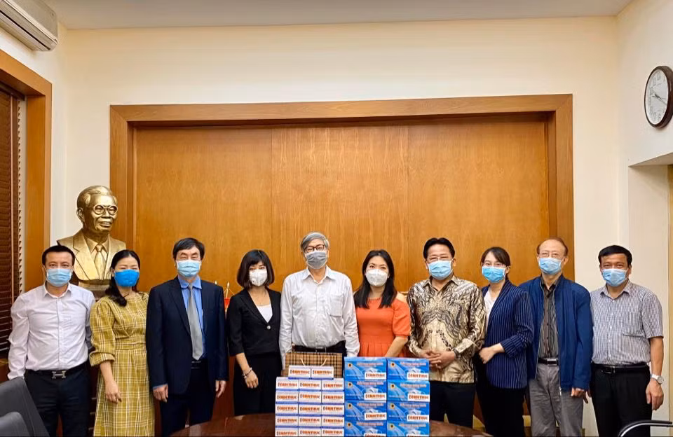 Bao Kien Thuc trao tang Lien hiep cac Hoi KH&KT Viet Nam khau trang, bong con phong dich Covid-19-Hinh-2