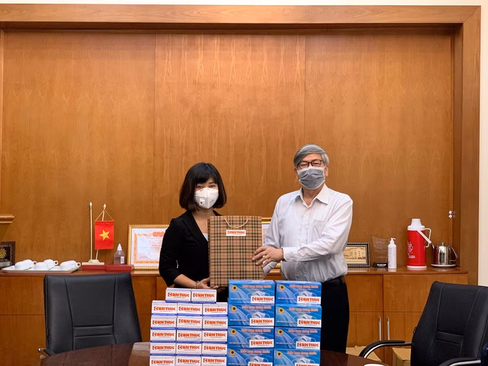 Bao Kien Thuc trao tang Lien hiep cac Hoi KH&KT Viet Nam khau trang, bong con phong dich Covid-19