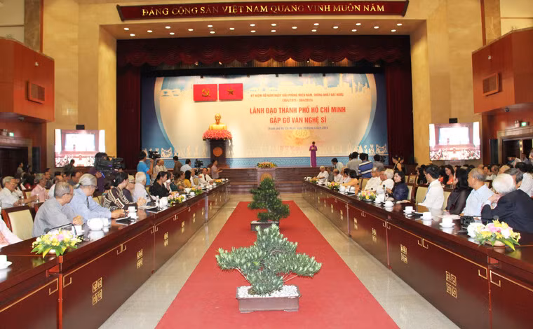 Lãnh dạo TP HCM gap go cac nghe si lung danh