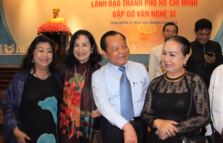 Bí thư Thành ủy Lê Thanh Hải thăm hỏi sức khỏe các nữ NSND Hồng Vân, Trà Giang, Kim Cương tại buổi gặp gỡ.